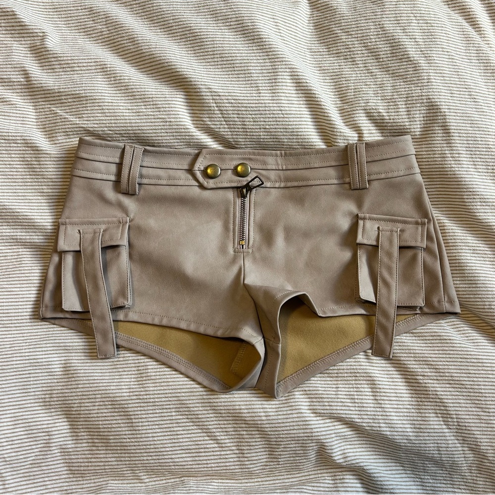 Edikted beige shorts